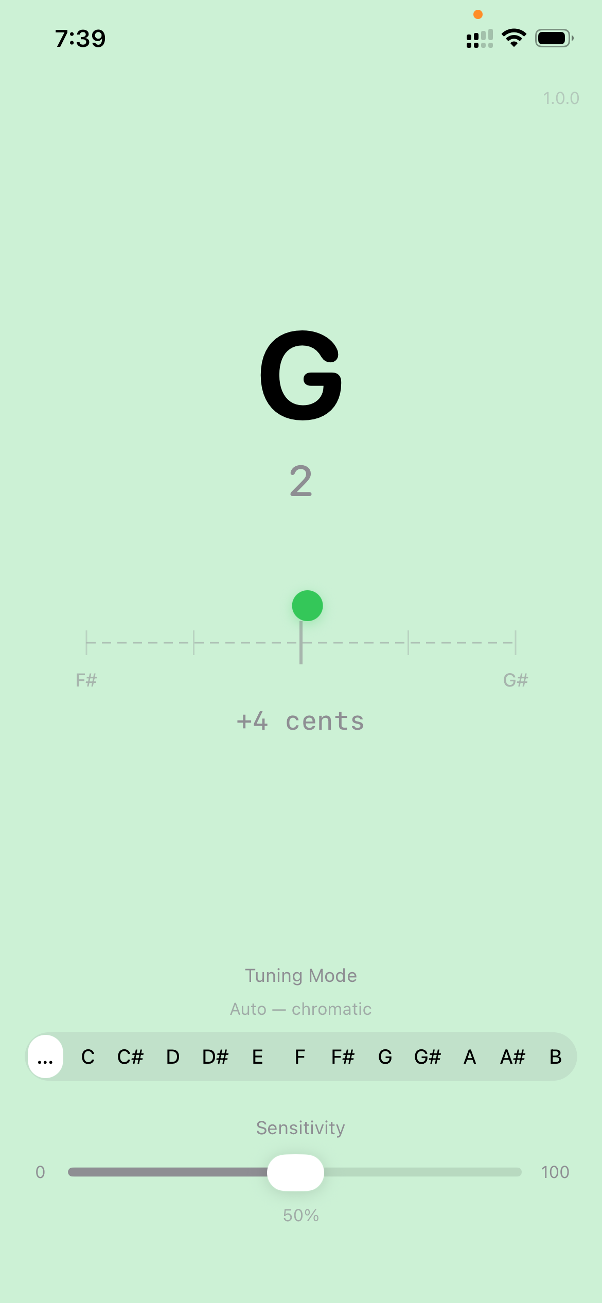 Tunero in light appearance, showing the note G in octave 2, four cents sharp, in automatic chromatic mode.